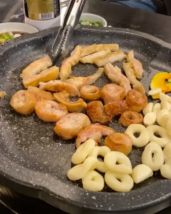 막창과 함께 구워지는 마늘