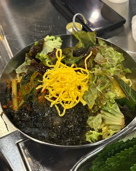 푸짐한 비주얼의 비빔국수