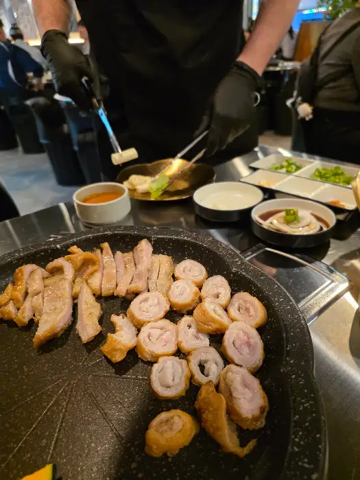 직원이 조리하고 있는 모습