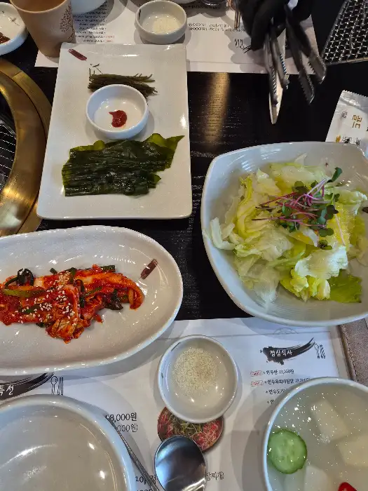 잘 차려진 식탁 모습