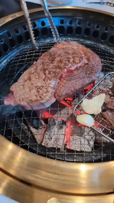 불판 위에서 구워지는 한우