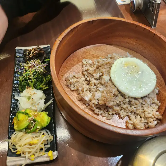 보리밥과 신선한 나물 반찬이 담긴 상차림