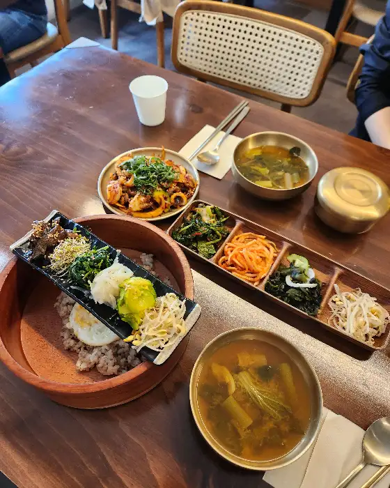 테이블에 차려진 푸짐한 한정식 한 상