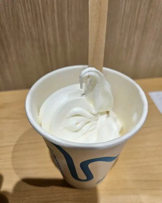 컵에 담긴 부드러운 소프트 아이스크림