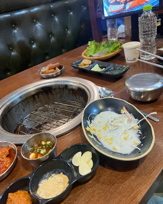테이블에 차려진 다양한 반찬과 쌈 채소