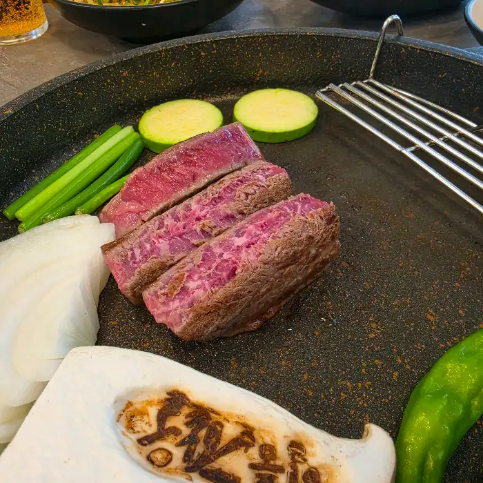 돌판 위에서 맛있게 구워지고 있는 소고기