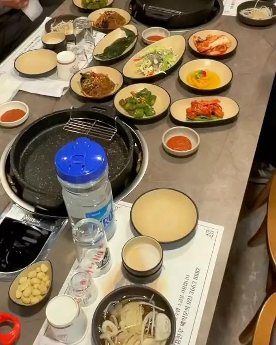 다양한 반찬과 함께 차려진 한 상차림