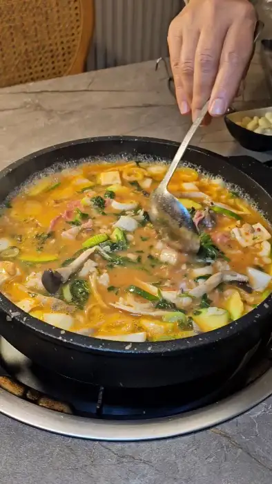맛있게 끓고 있는 된장술밥