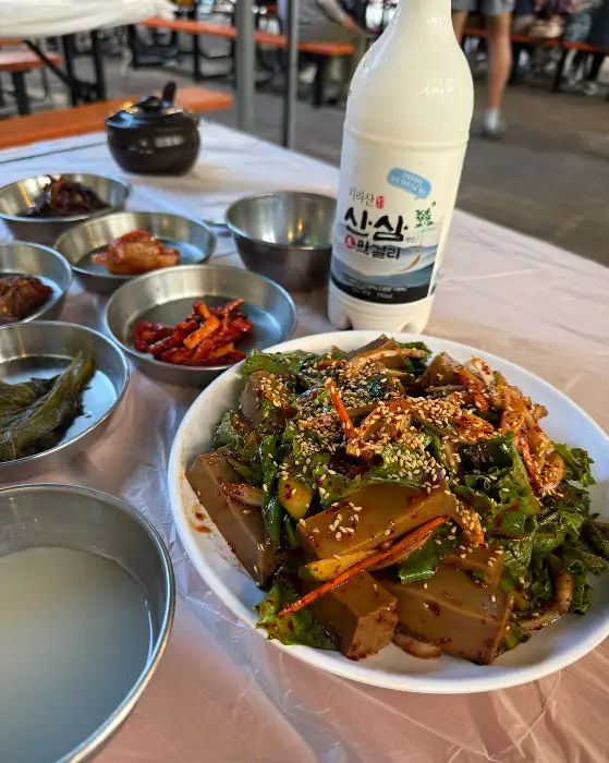 푸짐한 도토리묵 무침과 밑반찬