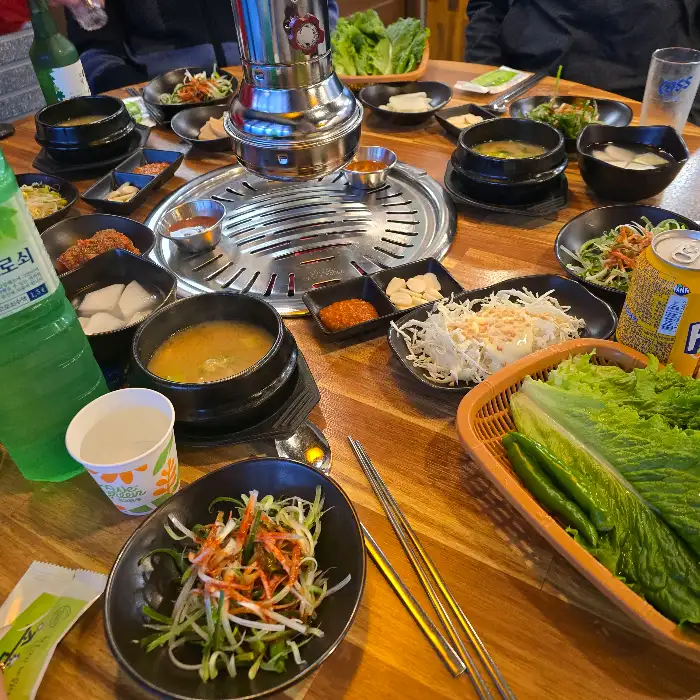 다양한 밑반찬과 찌개, 쌈 채소