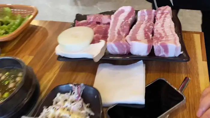 신선한 삼겹살과 곁들임 재료