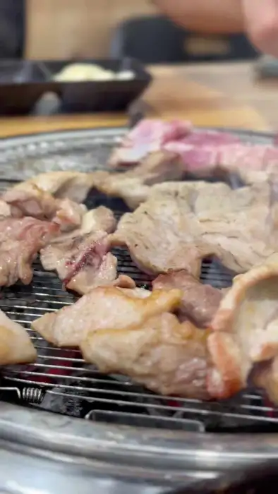 숯불 위에서 맛있게 익어가는 삼겹살