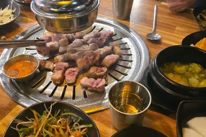 잘 구워진 삼겹살과 멜젓