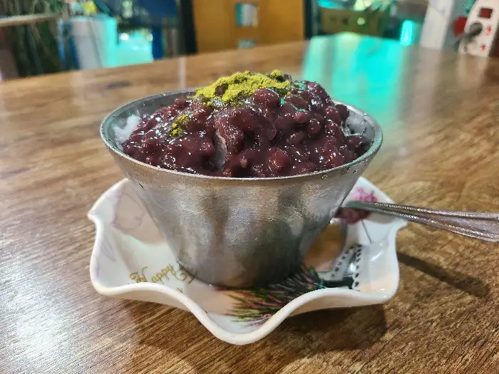 놋그릇에 담겨 나온 옛날 팥빙수