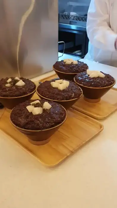 빙수 위에 떡과 팥이 듬뿍 올라간 모습