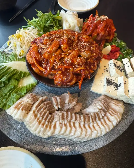 푸짐하게 담긴 쭈꾸미 보쌈