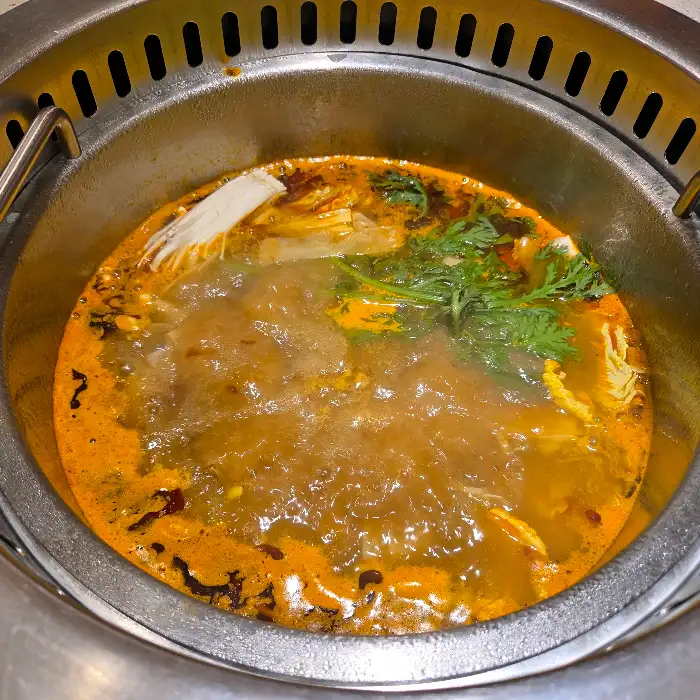 보글보글 끓고 있는 훠궈 국물
