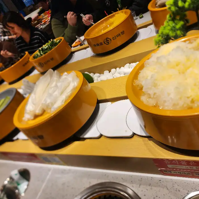 훠궈 냄비에 담긴 신선한 재료들