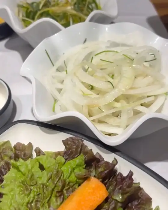 신선한 야채와 양파절임