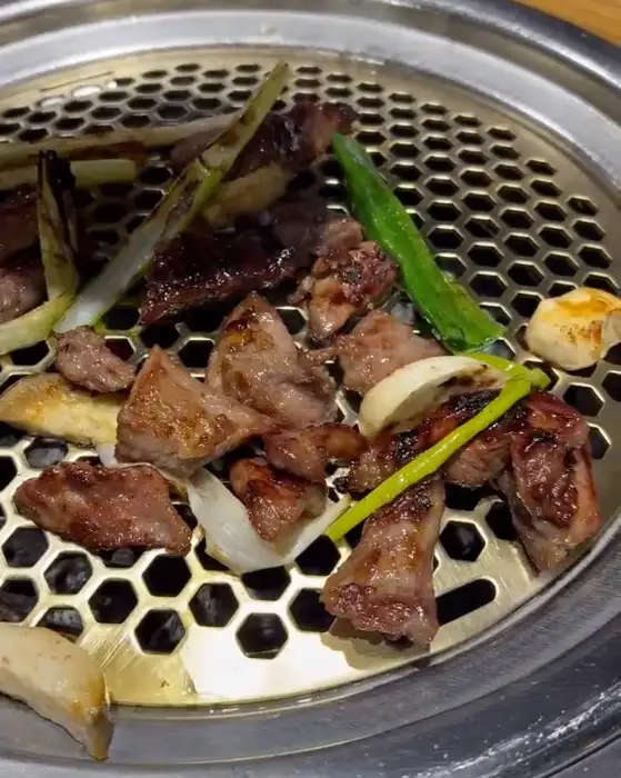 숯불 위에서 맛있게 구워지고 있는 갈매기살