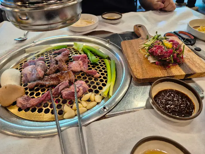 푸짐하게 차려진 한상차림