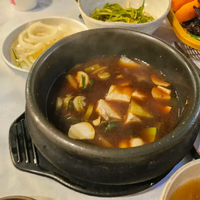김이 모락모락 나는 된장찌개