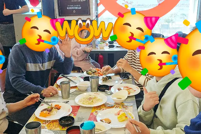 단체로 식사하는 사람들