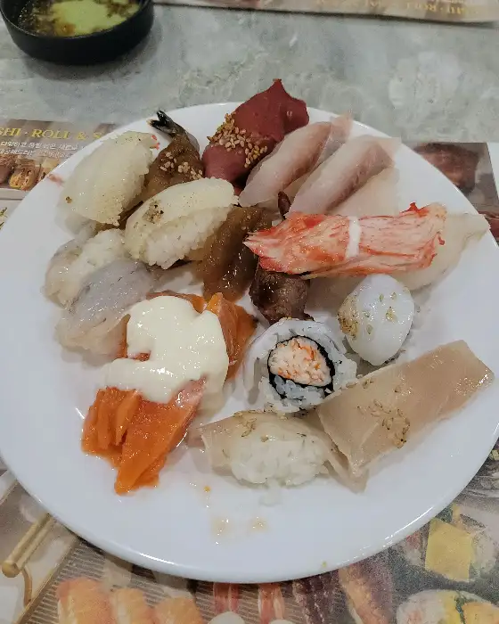 다양하게 담긴 초밥 접시