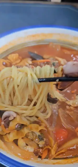 젓가락으로 면을 건져 올리는 모습