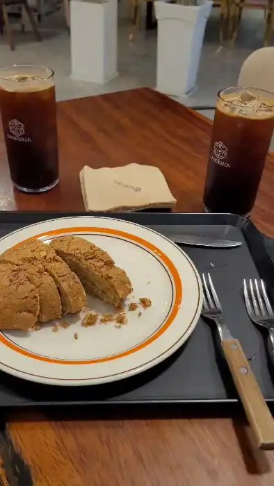 아이스 아메리카노와 빵