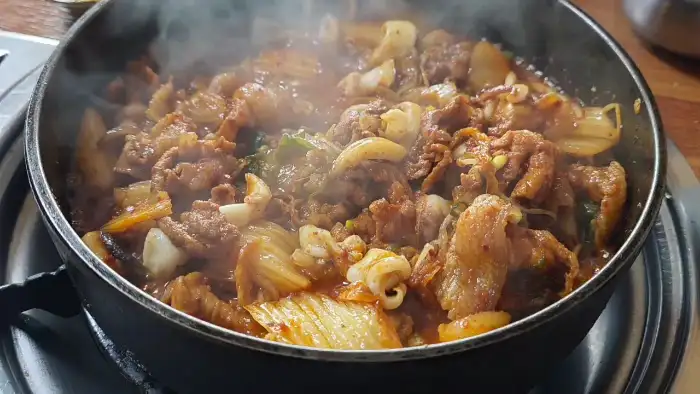 보글보글 끓고 있는 두루치기