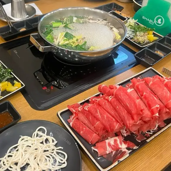 끓고 있는 샤브샤브 냄비와 채소, 고기