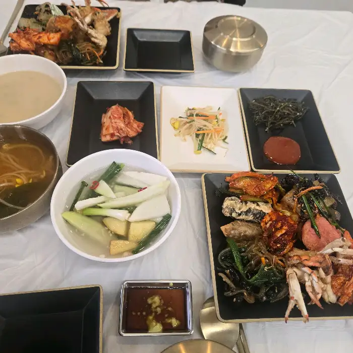 전체적으로 차려진 테이블 모습