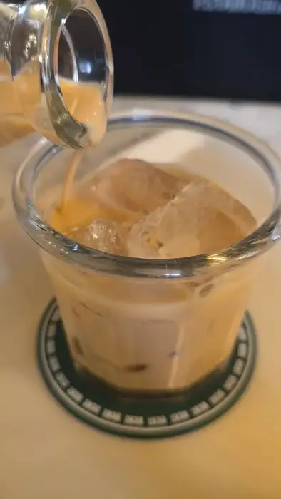 얼음 위에 라떼가 채워지는 모습