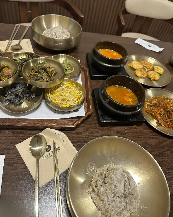 보리밥과 찌개, 나물 반찬 구성