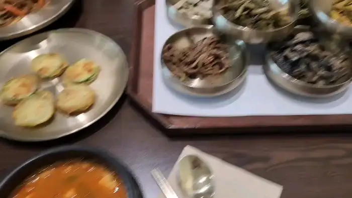 다양한 반찬이 담긴 셀프바
