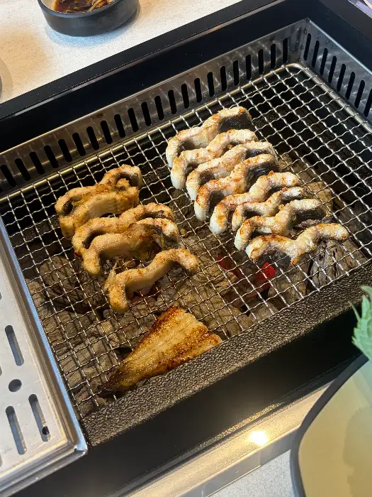 석쇠 위에서 맛있게 구워지는 장어