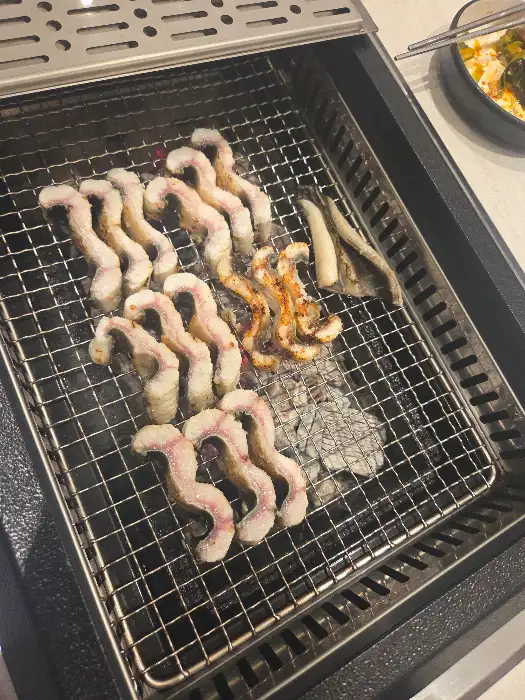 숯불 위에서 구워지고 있는 장어
