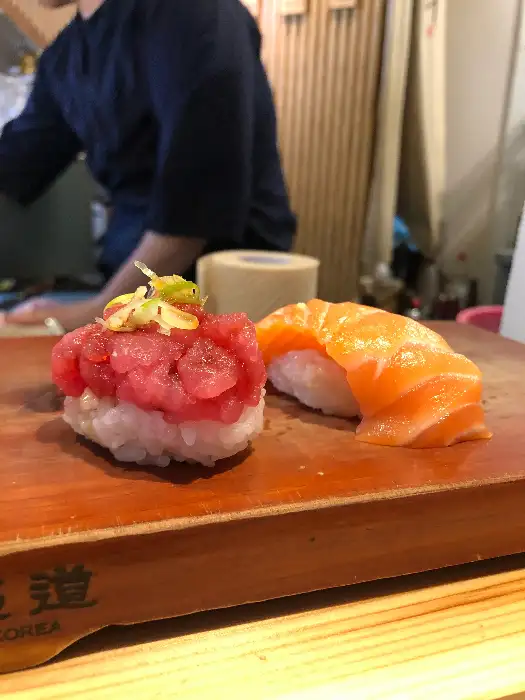 신선한 연어 초밥과 참치 초밥
