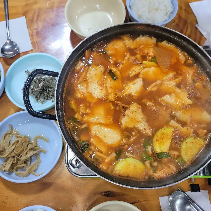 민물새우탕과 밑반찬