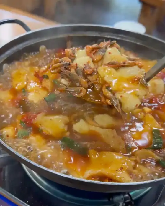 끓고 있는 민물새우탕