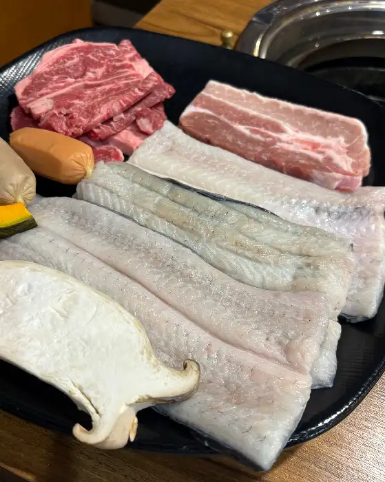 신선한 장어, 소고기, 새우, 버섯이 푸짐하게 담긴 접시
