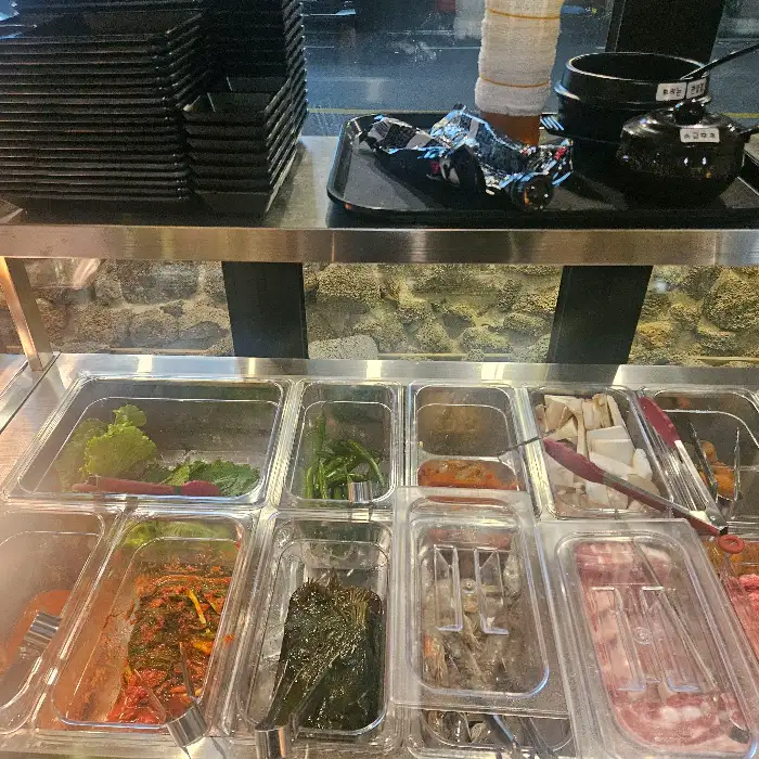 신선한 재료들이 진열된 셀프바