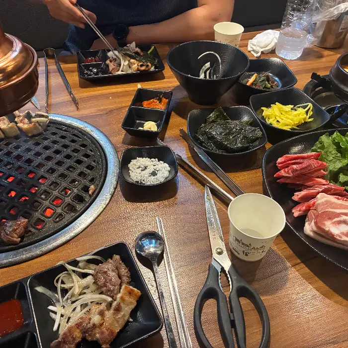 테이블에 차려진 다양한 음식과 곁들임 찬
