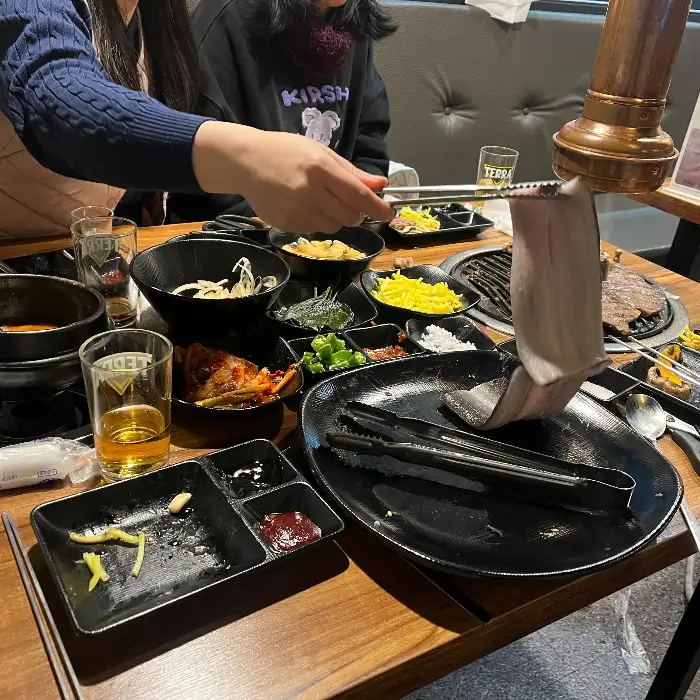 다양한 고기들이 담긴 접시