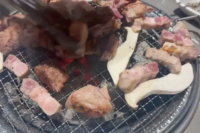 숯불 위에서 익어가는 다양한 부위의 고기들