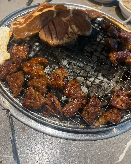 잘 구워진 갈비와 여러 종류의 고기들