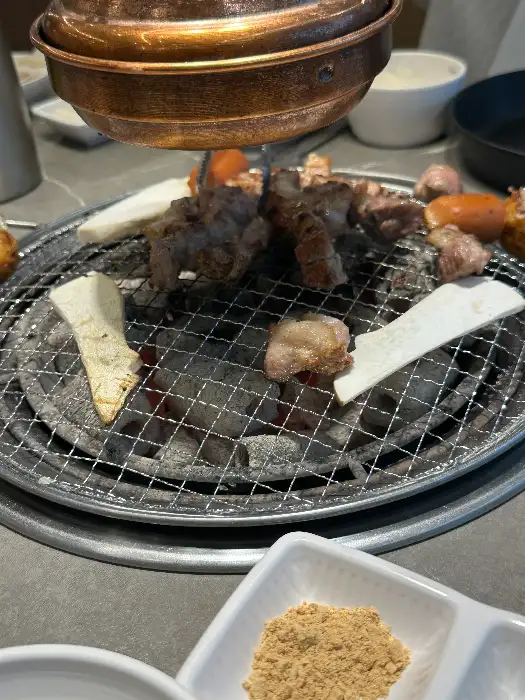 먹음직스럽게 익어가는 고기의 일부