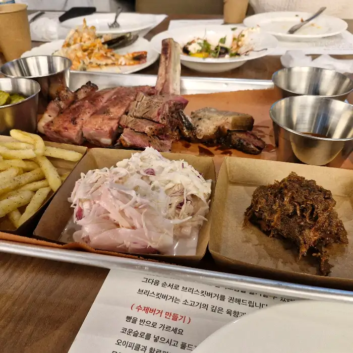 다양한 바베큐 메뉴와 곁들임