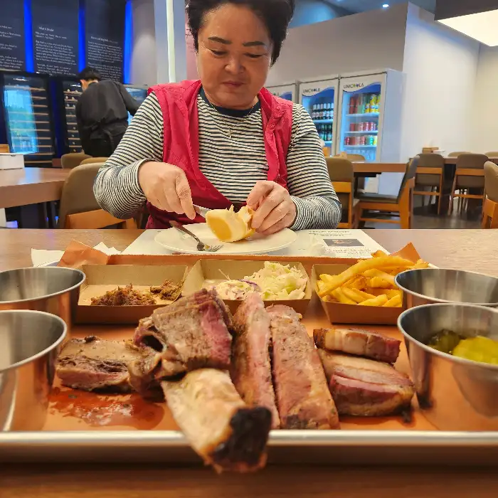 음식을 즐기는 손님